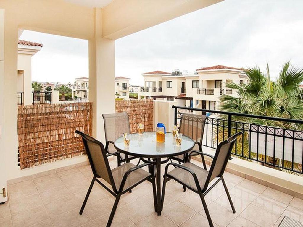 Beautiful 2-Bedroom Apartment - Great Location Paphos Exteriör bild