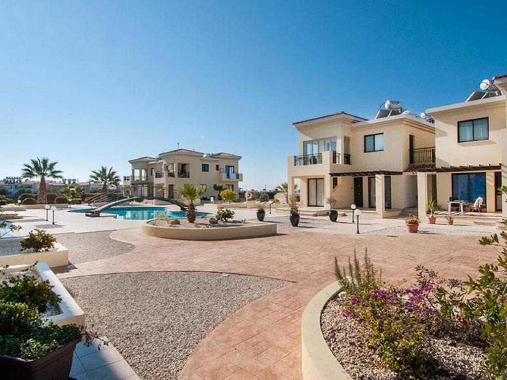 Beautiful 2-Bedroom Apartment - Great Location Paphos Exteriör bild