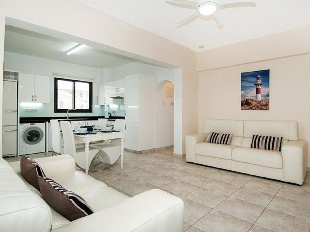 Beautiful 2-Bedroom Apartment - Great Location Paphos Exteriör bild