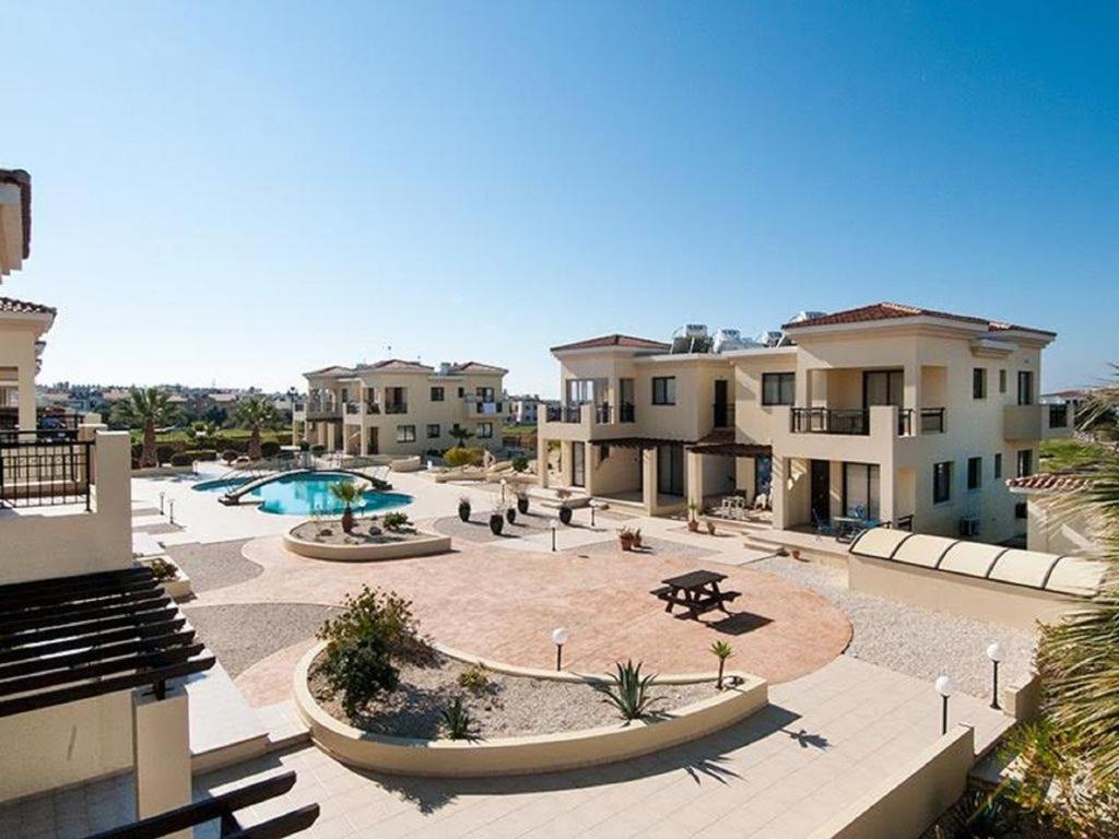 Beautiful 2-Bedroom Apartment - Great Location Paphos Exteriör bild