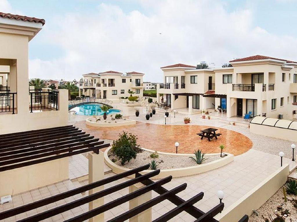 Beautiful 2-Bedroom Apartment - Great Location Paphos Exteriör bild