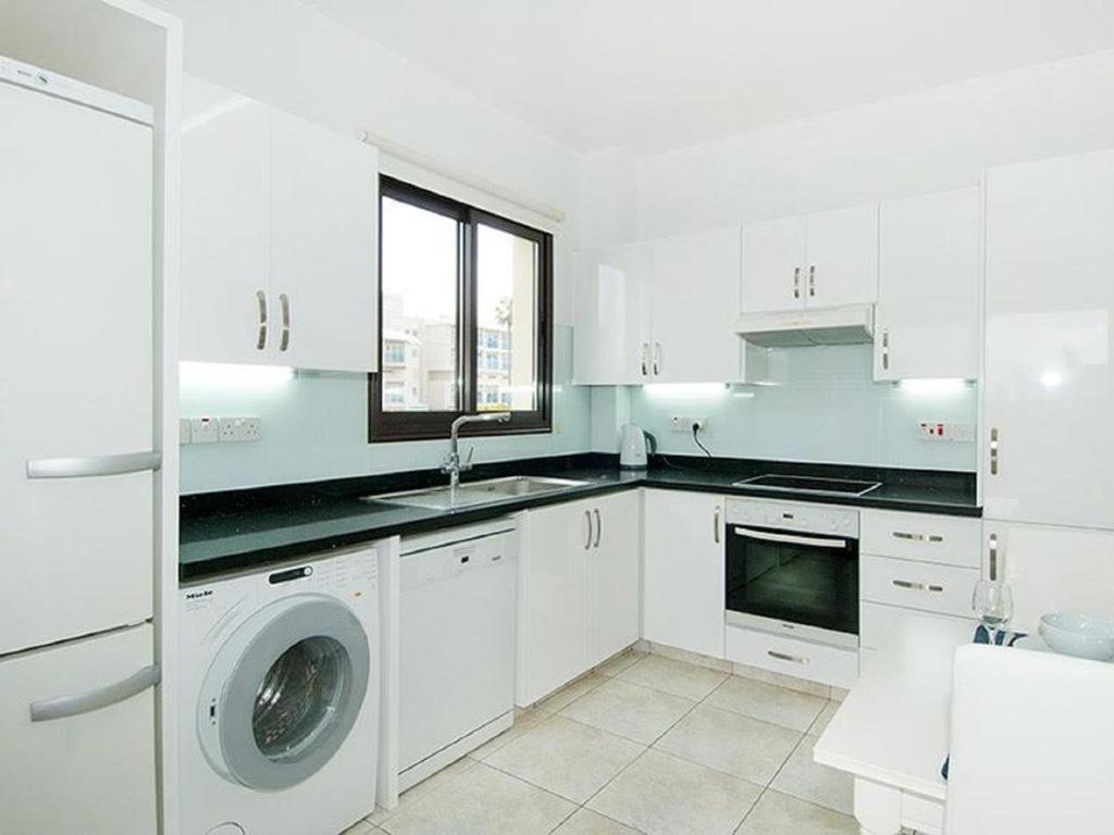 Beautiful 2-Bedroom Apartment - Great Location Paphos Exteriör bild