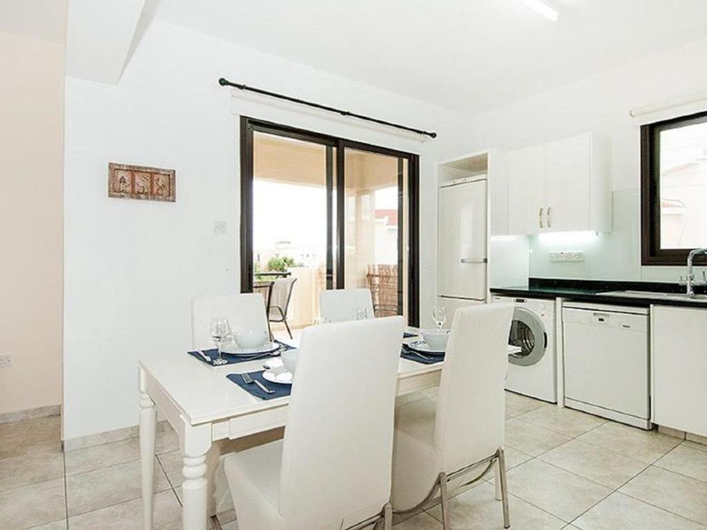 Beautiful 2-Bedroom Apartment - Great Location Paphos Exteriör bild