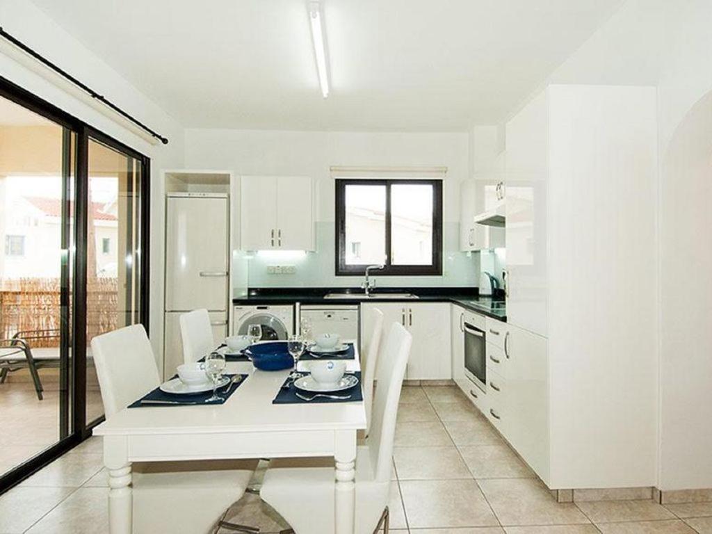 Beautiful 2-Bedroom Apartment - Great Location Paphos Exteriör bild
